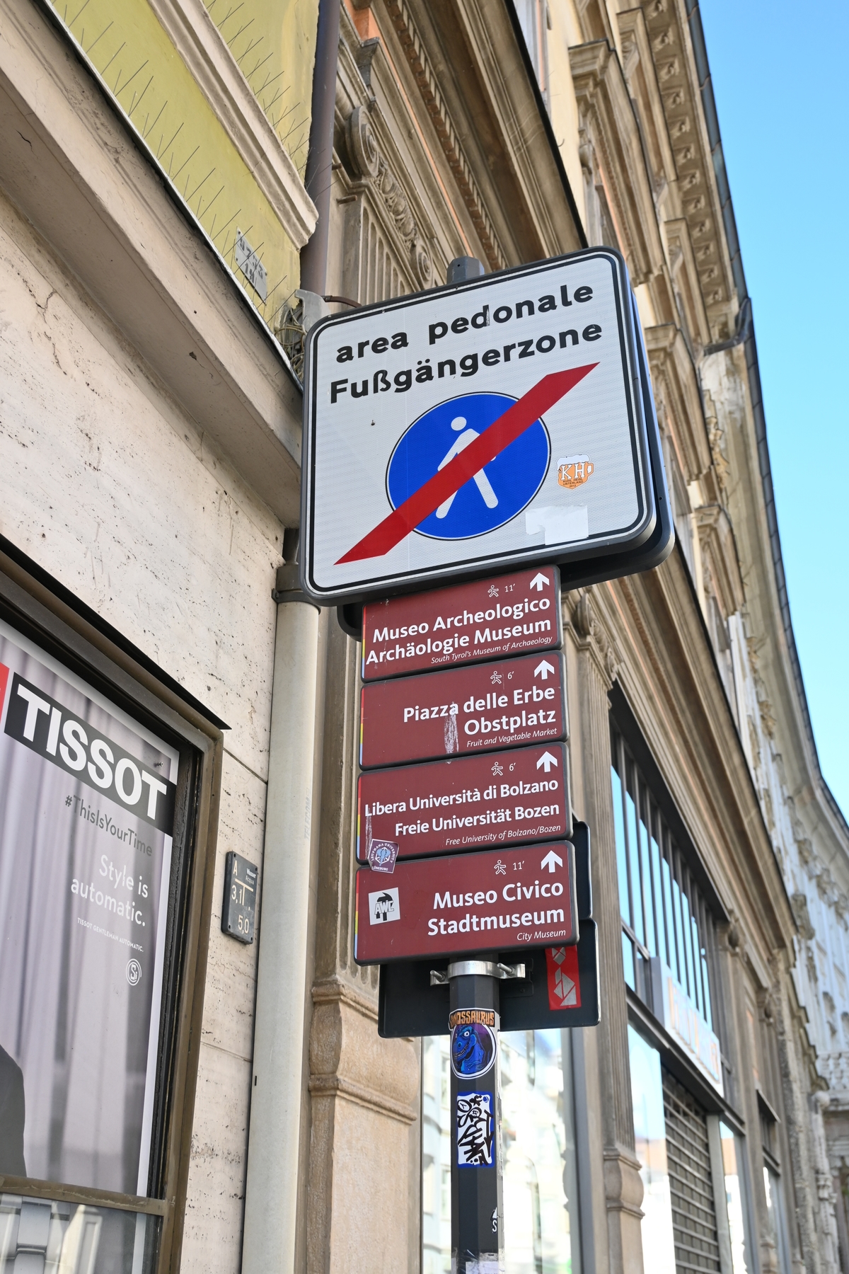 Photo by Vanessa Yeung: German and Italian direction signs in Bolzano/Bozen